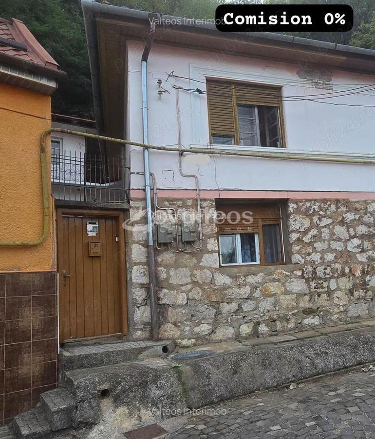 Resita, de vanzare casa, doua corpuri, curte, zona centrala - 1