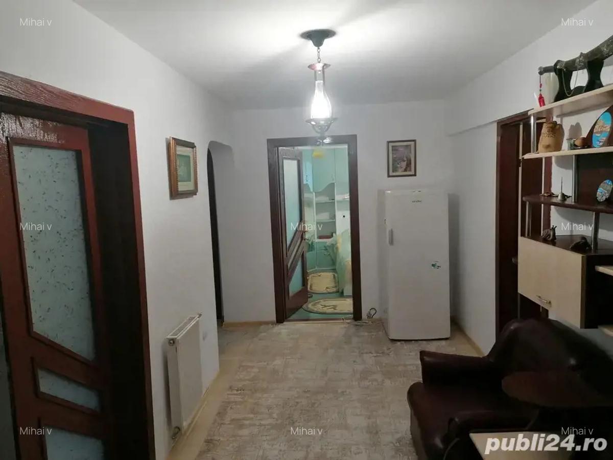 De vanzare apartament cu 3 camere - 1