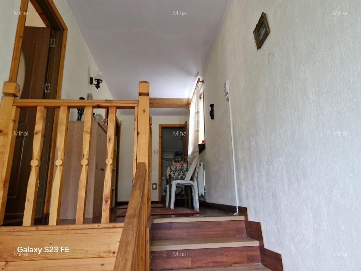 Casă de vacanță sau permanentă, pe deal, cu curte terasată și priveliște superbă - 5