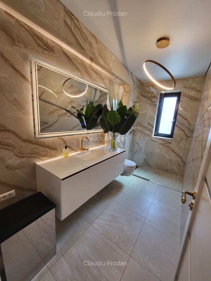 Apartament cu 3 camere decomandat în - 10