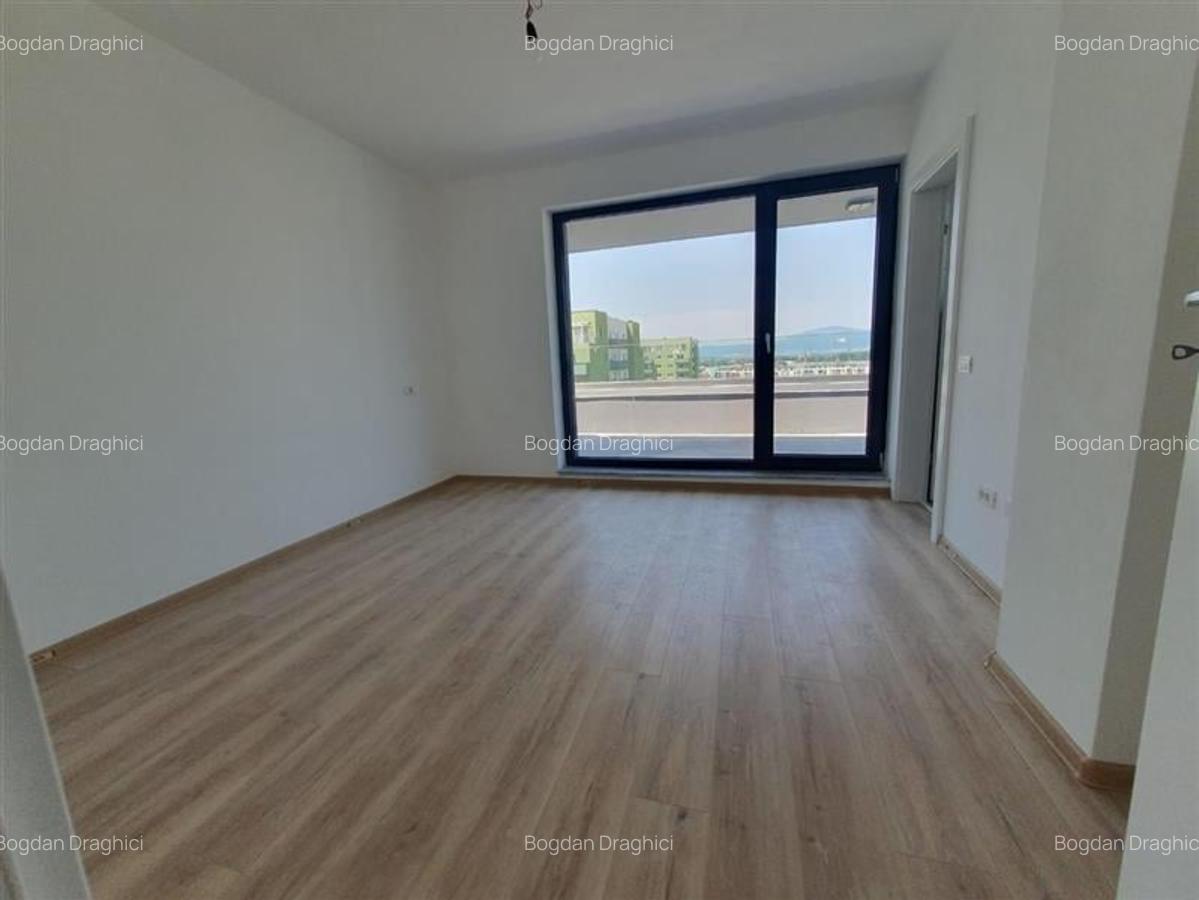 Apartament cu 3 camere decomandat în Tractorul - 4