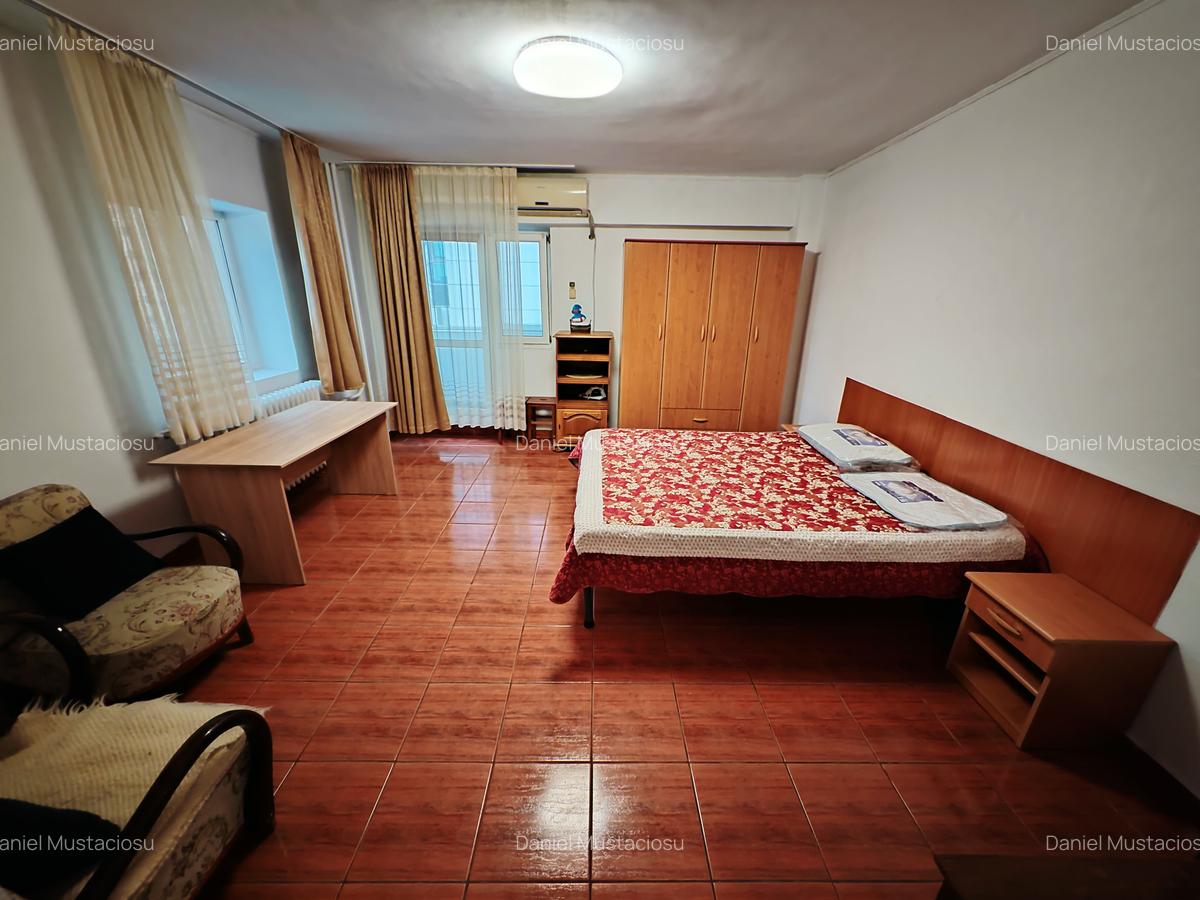 Piata Victoriei | vis a vis de metr.| Spatioasa in bl.anvelopat,vedere in piata - 2