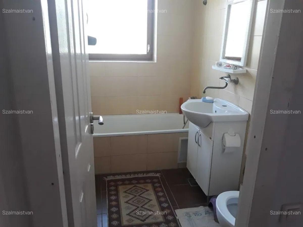 Vand casa cu 6 cam .+ depozite in  com.Acatari. - 1