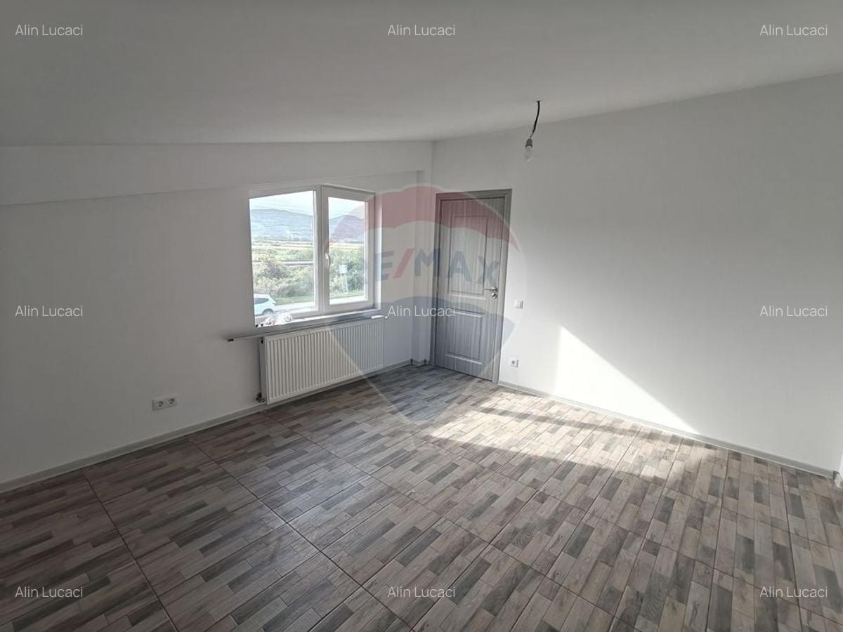 Hala noua 555mp, curte betonata 1000mp, zona de est, de inchiriat - 14