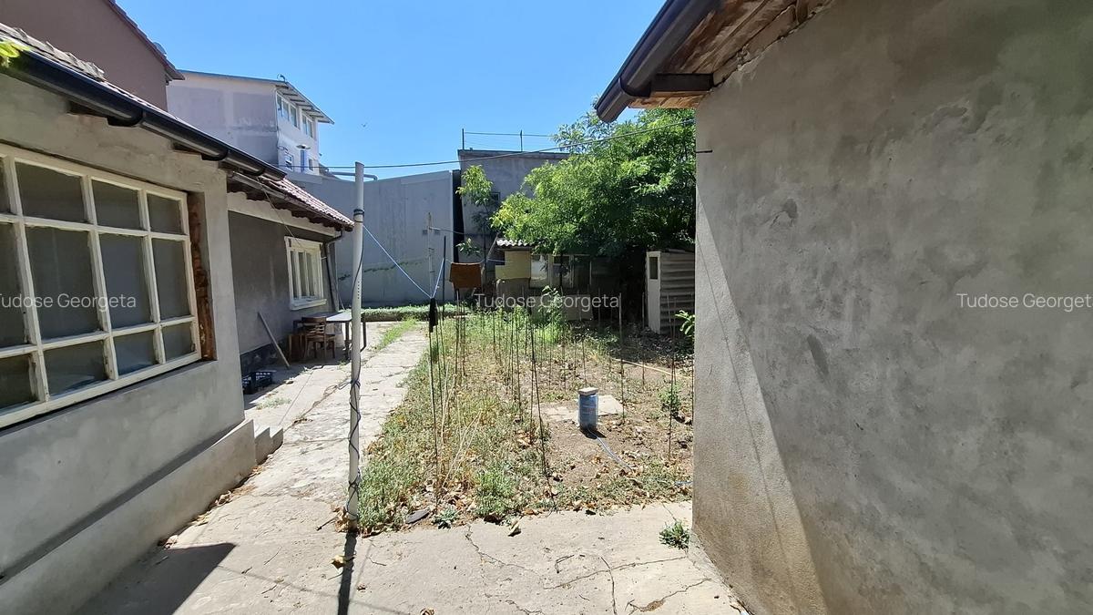 Piata Amzacea-Teren 375 mp (deschidere 14.86 ml )  + casa demolabila - 3
