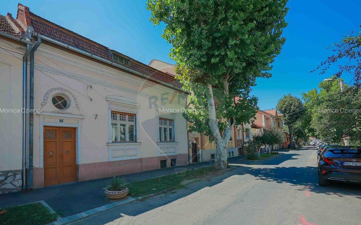 Casa evreiasca interbelica, singur in curte, de vanz... - 1