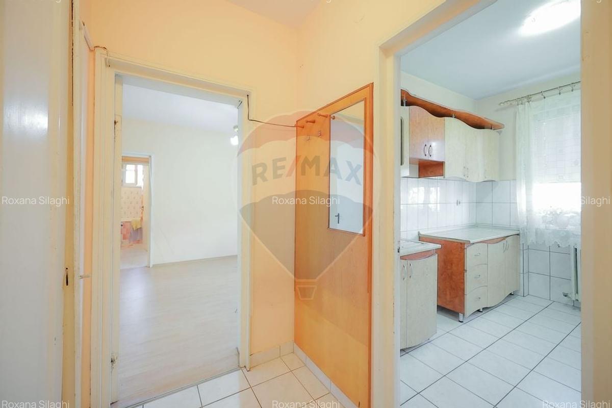 Apartament cu 3 camere de vanzare, zona Rogerius - 2