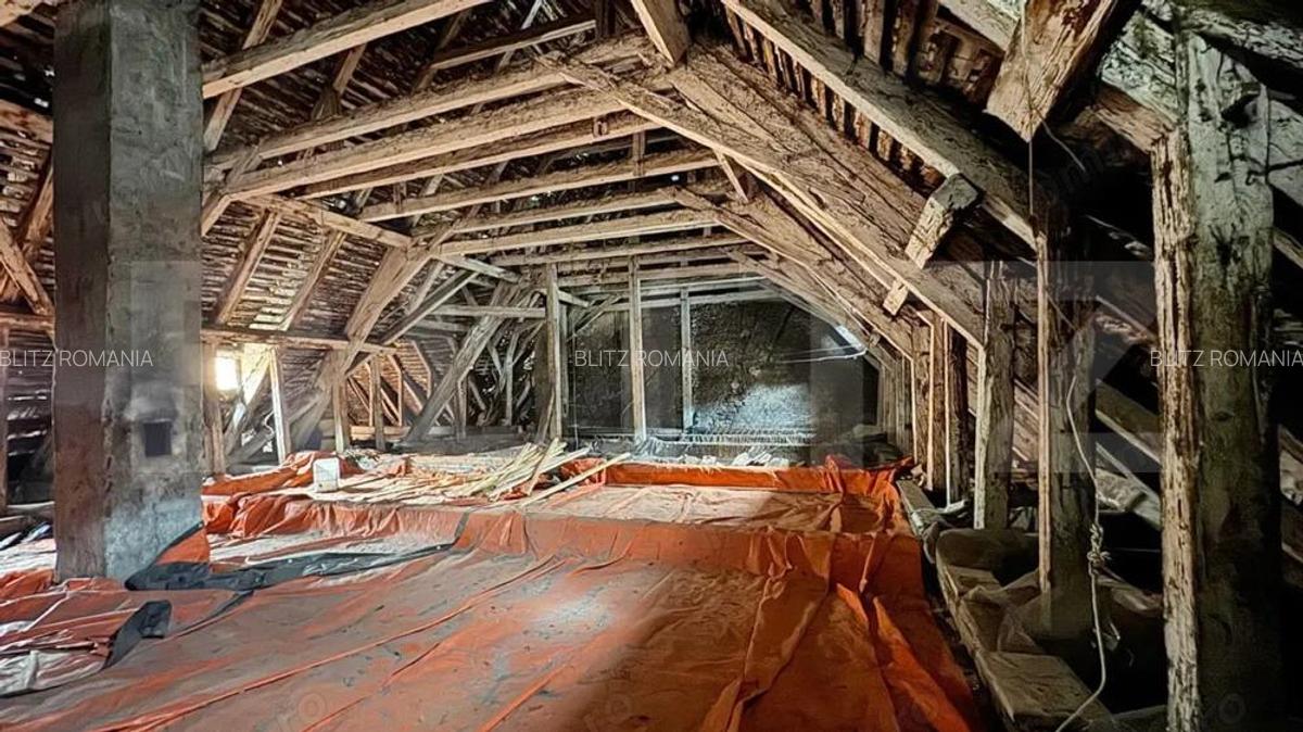 Pod spai?os, transformabil in apartamente, 285 mp, Pia?a Sfatului - 1