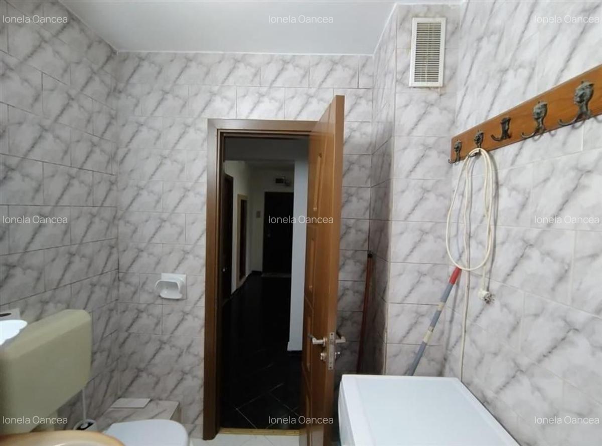 Apartament cu 3 camere situat in Tractorul - 11