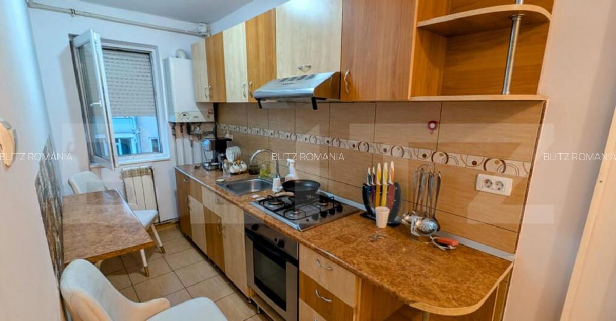 Apartament cu 3 camere, decomandat, cetate - 2