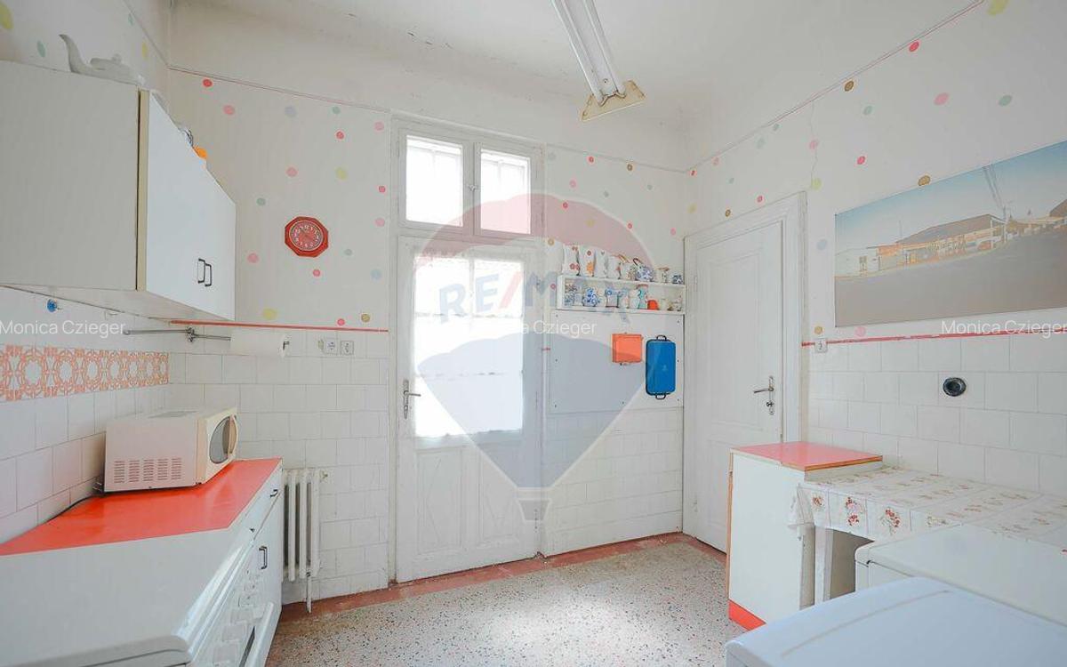 Casa evreiasca interbelica, singur in curte, de vanz... - 12