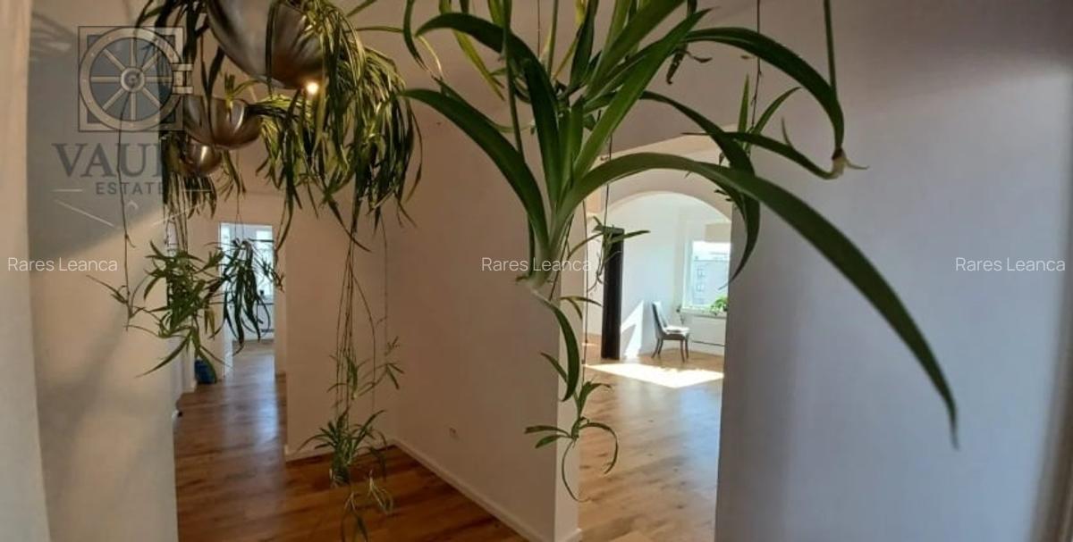 Apartament 4 camere - CENTRALA PROPRIE - VEDERE CATRE PALATUL PARLAMENTULUI - 2