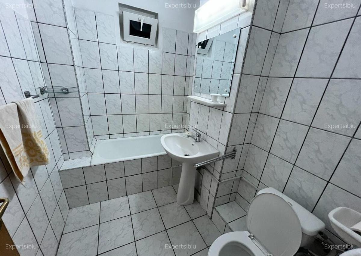 INCHIRIEZ apartament 4 camere decomandat, zona Vasile Aaron - 3