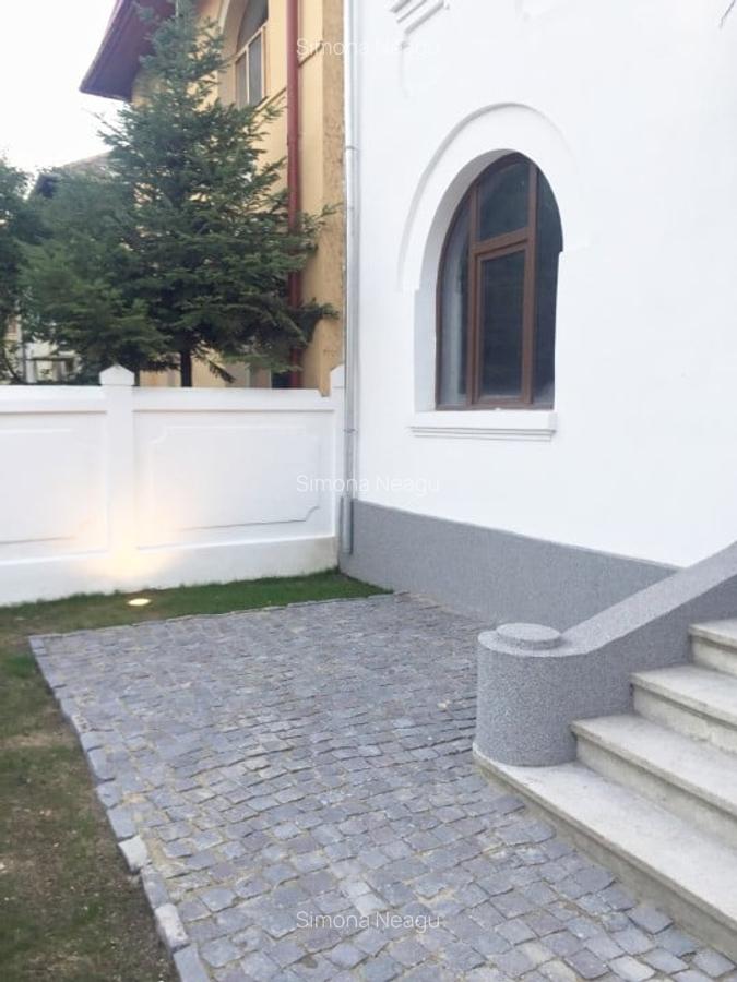 Casă individuală cu 8 camere în Arcul de Triumf - 1
