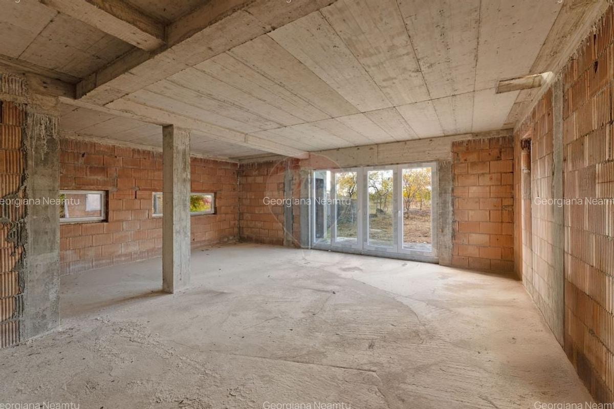 Casa la rosu cu teren generos, 500 mp, situata pe strada Ostasului - 7