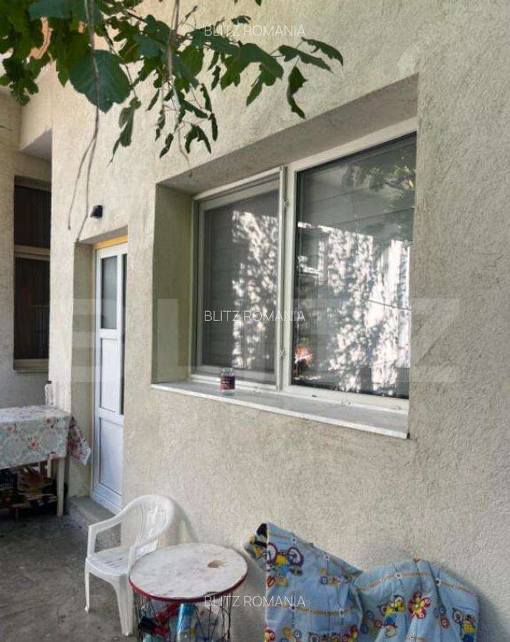 Casa cu curte comuna 2 ap. separate, zona Pia?a Abato - 2