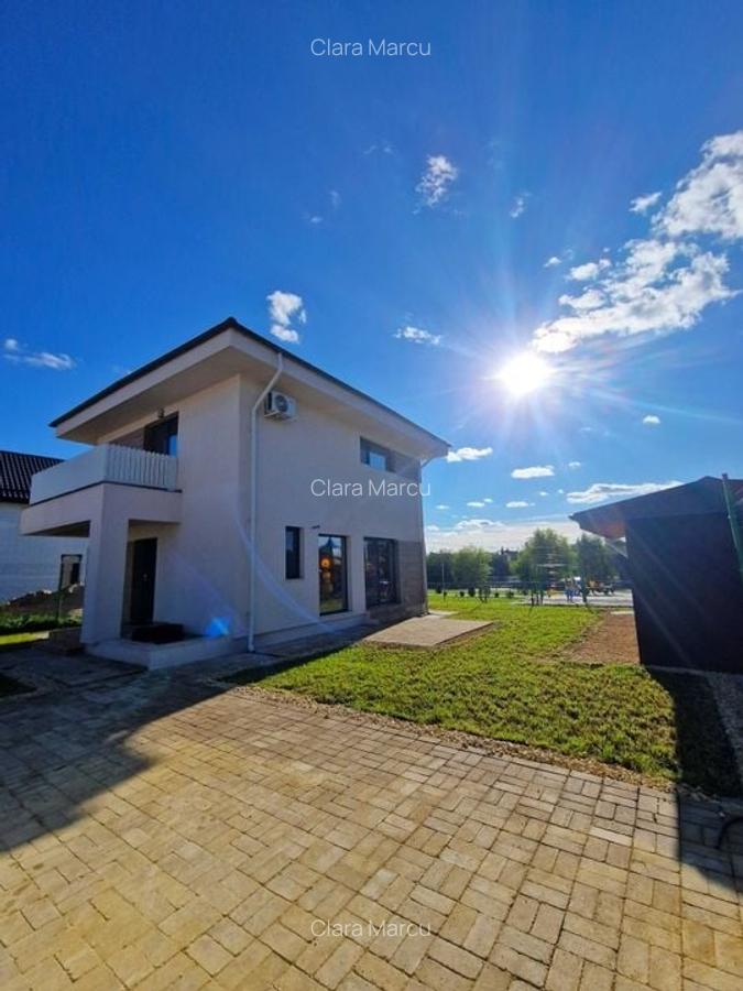 Vila superba situata langa lac si parc | Tunari - 20