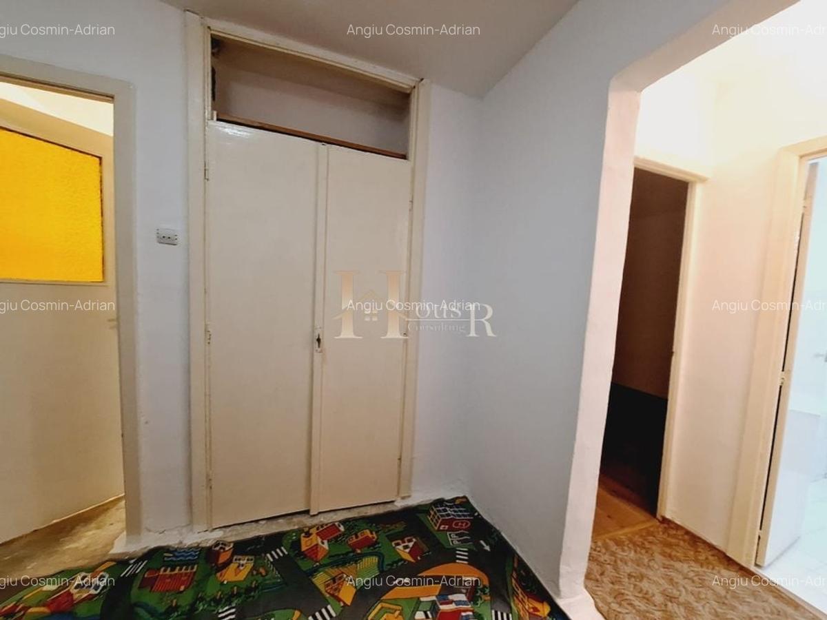 Zona Lipovei. Etaj 3. Decomandat. - 9