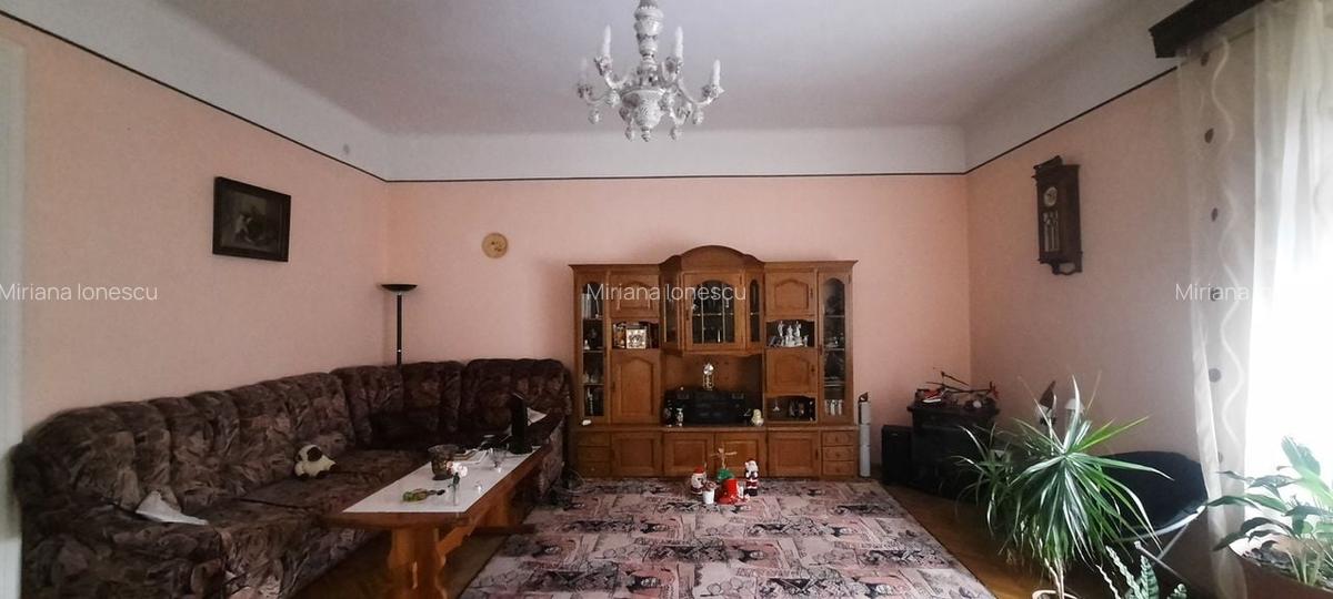 Apartament cu 4 camere semidecomandat în P-ța Victoriei - 1