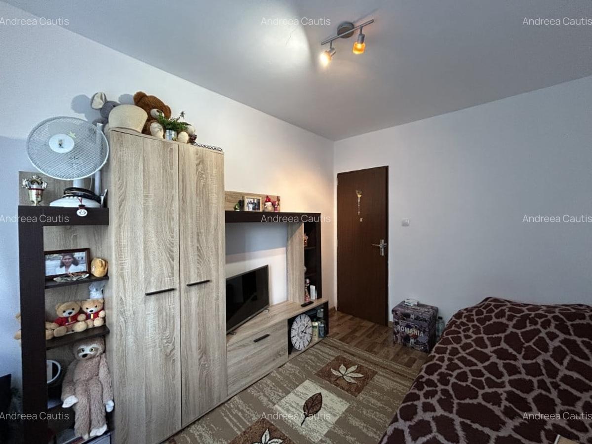 Apartament 3 camere, semidecomandat, etajul 3/4, zona P-ta Doina - 7