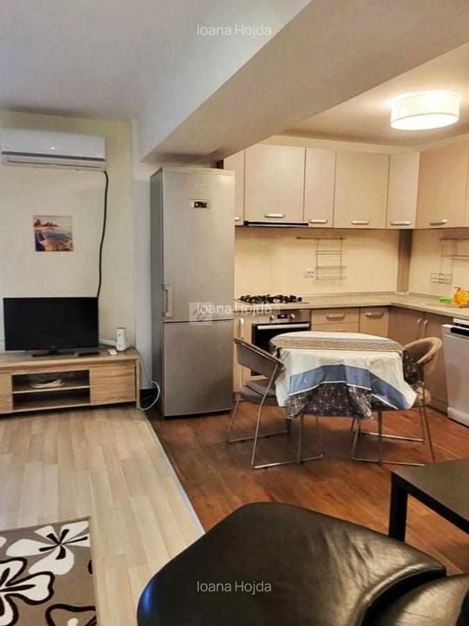 Apartament cu 3 camere semidecomandat, mobilat în Central - 1