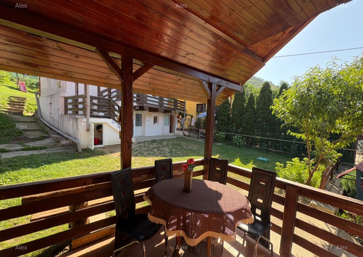 Casa la poalele mun?ilor, pe malul raului - 11