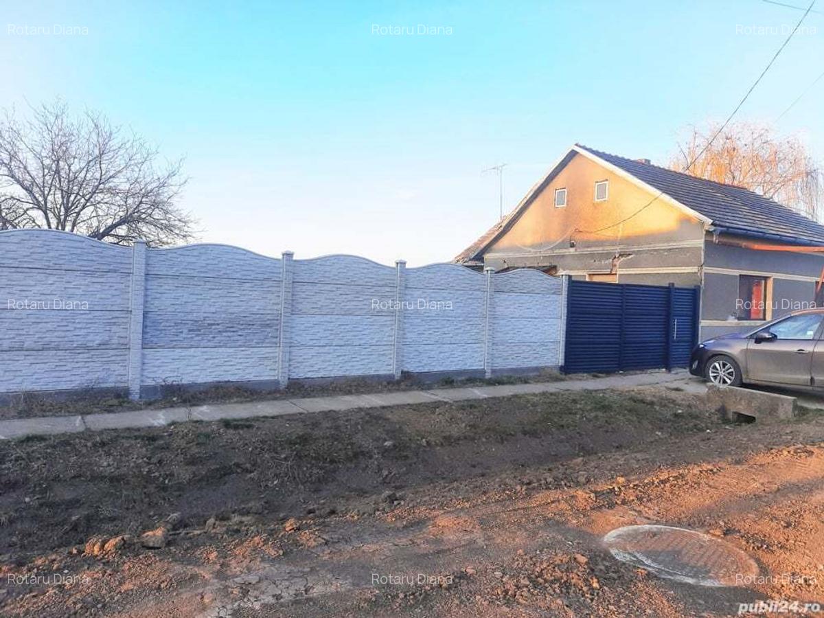Casa de vanzare cu front stradal generos, disponibila in 2 rate, in zona buna - 2