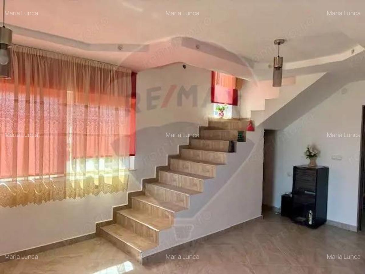 Casa / Vila cu 5 camere de vanzare - 4