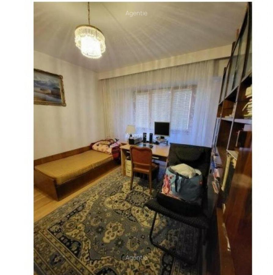 Bdul.Tineretului, vis-a vis,de Park, Ap.4 cam. - 5