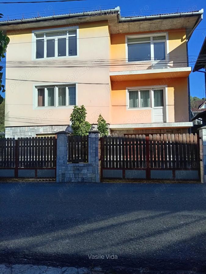 Casa compusa din 2 apartamente fiecare cu o suprafa?a de 100 mp fiecare. cu o suprafa?a vanzare. - 10