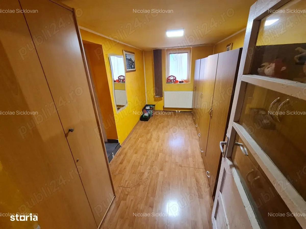 Casa cu teren mare. Casa se poate locui. Apa curenta, centrala termica curte mare plus livada. - 1