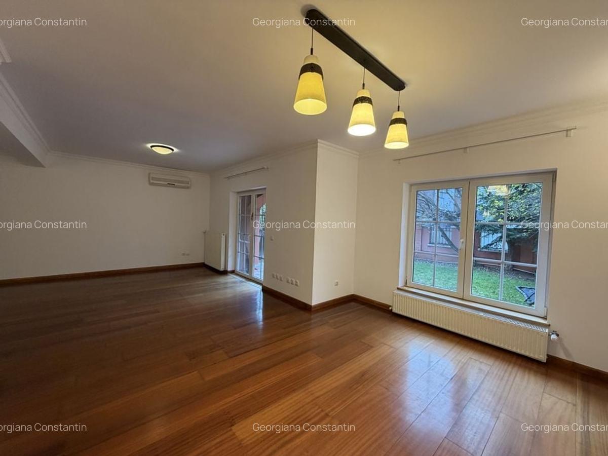 Vila semimobilata  cu 3 dormitoare, piscina exterioara, complex - 6