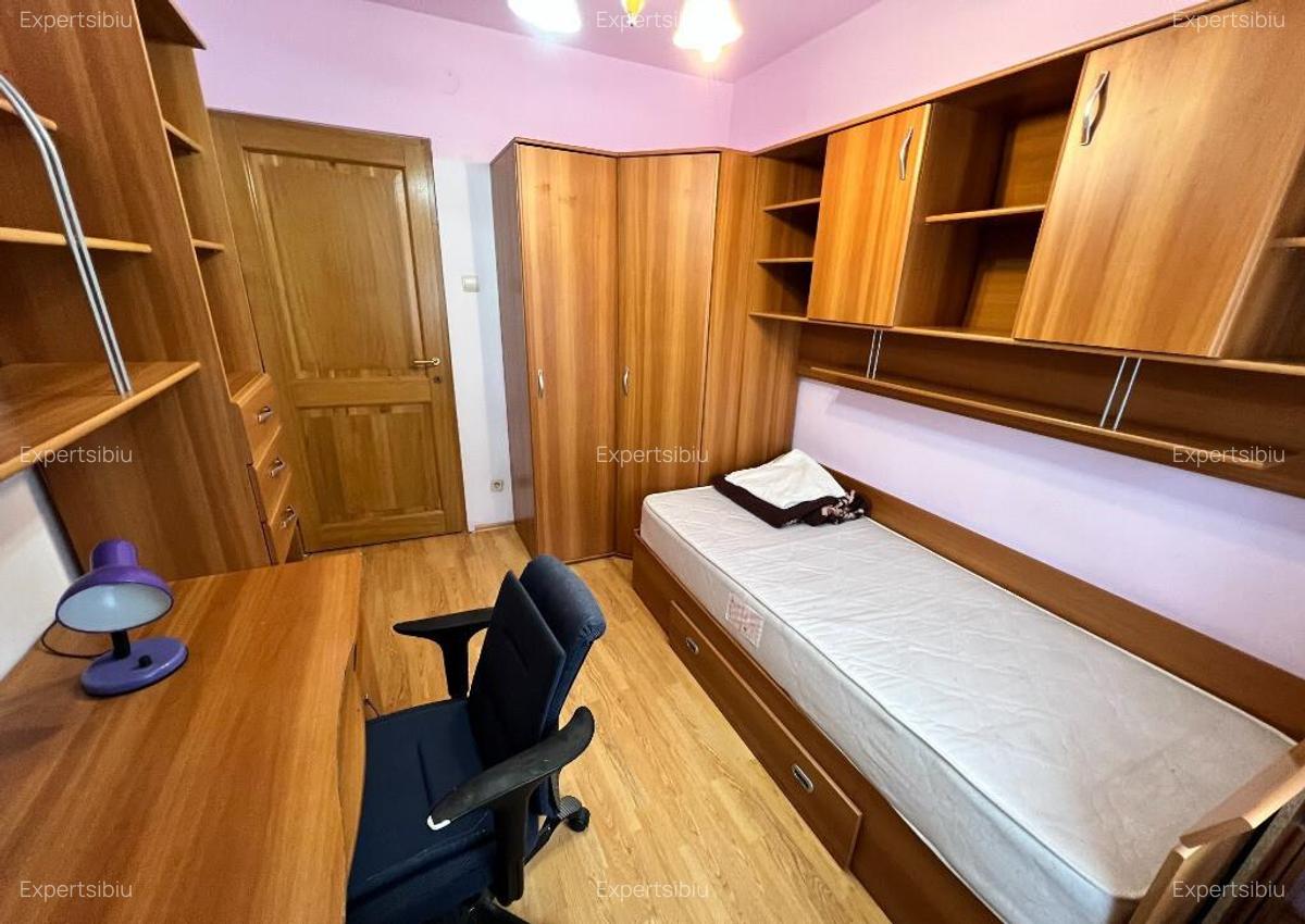 INCHIRIEZ apartament 4 camere decomandat, zona Vasile Aaron - 4