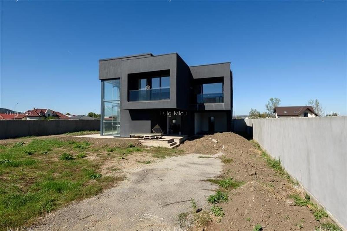 Casa noua in Harman, cu arhitectura moderna si spatii vitrate - 9