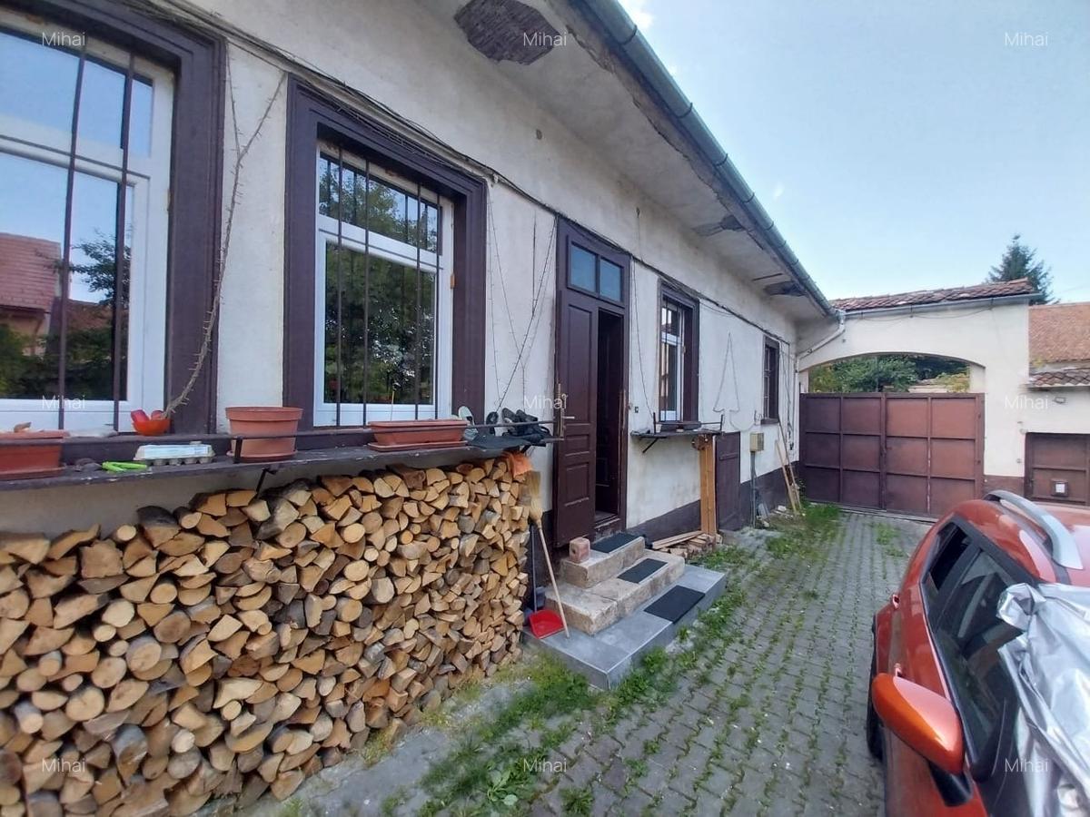 Casa deosebita, doua corpuri, 7 camere, 3 bucatarii, curte 1282 mp, Rasnov. - 1
