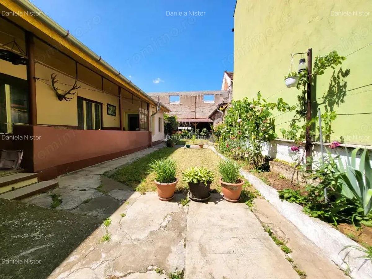 Casa 8 Camere, 3 Apartamente, Singur in curte - 1