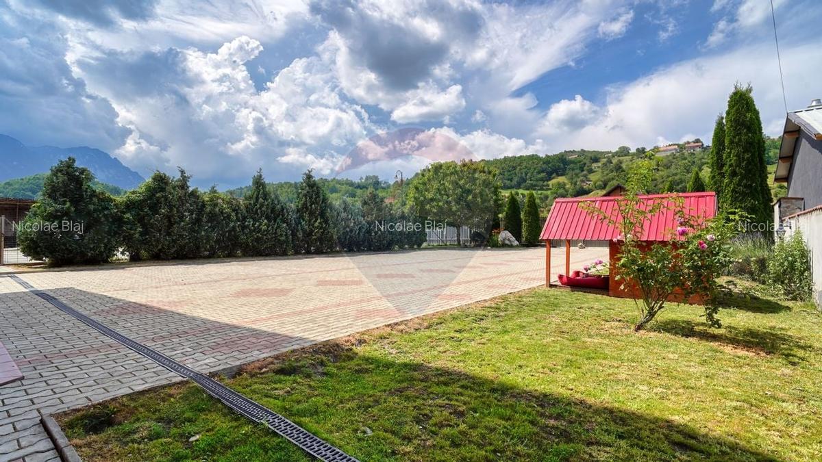 Vila cu potential in Zarnesti - 10 camere, curte mare - 13