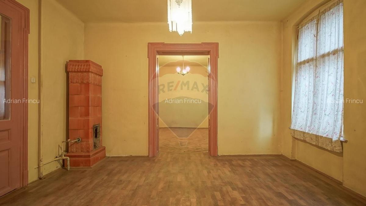 Vila pe str Alexandru Ioan Cuza, 10 camere, S + P + E, teren 282 mp - 10
