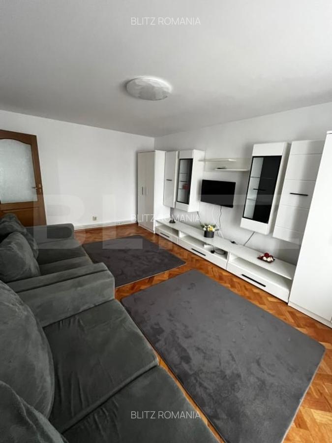 Apartament cu 3 camere, decomandat, zona Lama - 2