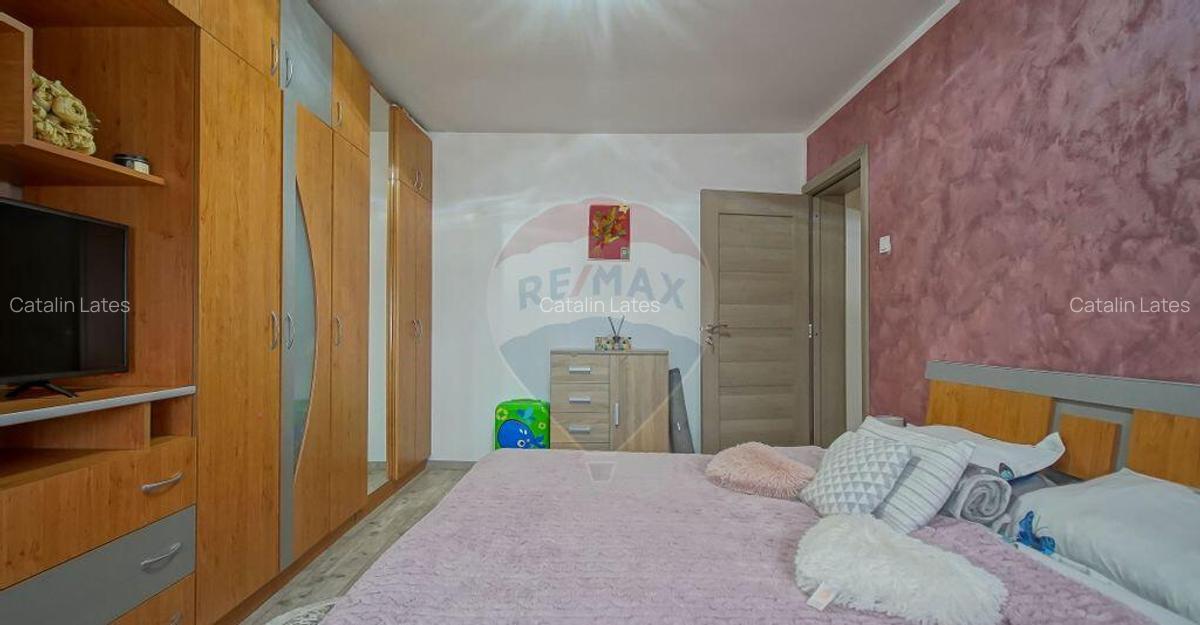 Apartament cu 3 camere de vanzare, Florilor Ra?nov - 17