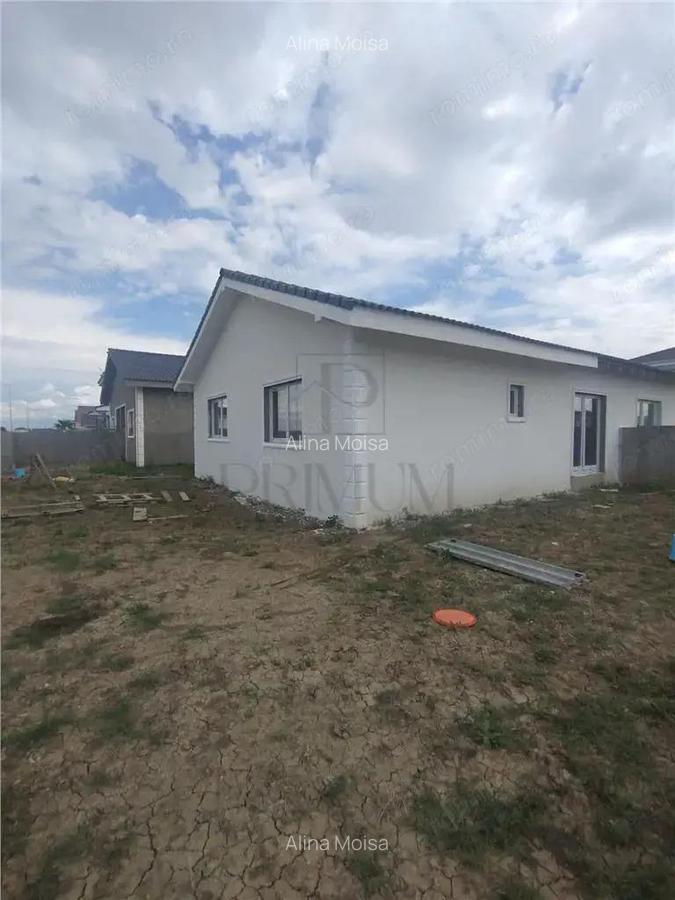 Duplex pe plan - 2 fronturi stradale - personalizare interioara - canalizare - 5