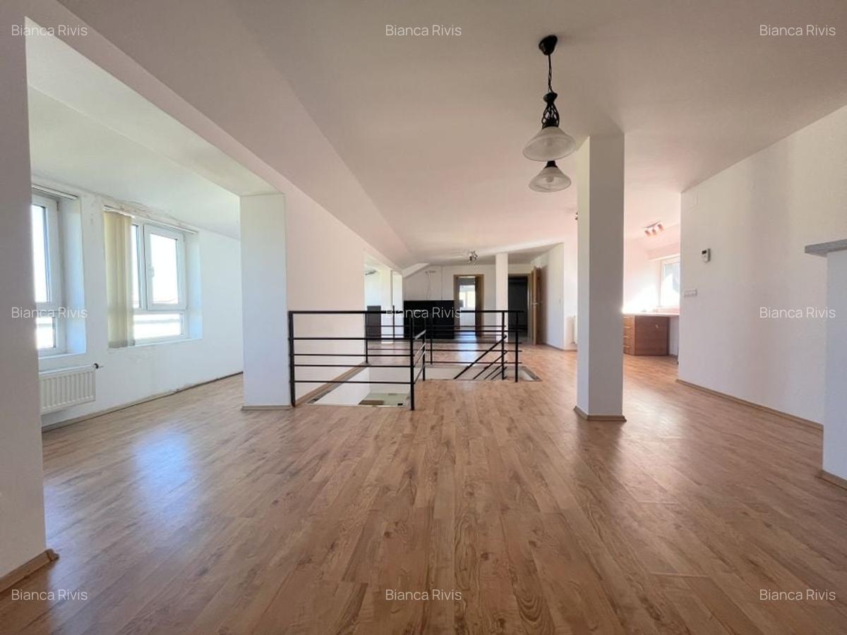 Apartament deosebit de vânzare - mansardă spațioasa - 2