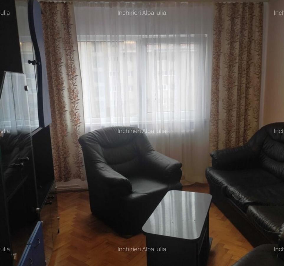 Apartament cu 3 camere, decomandat, Centru - 2