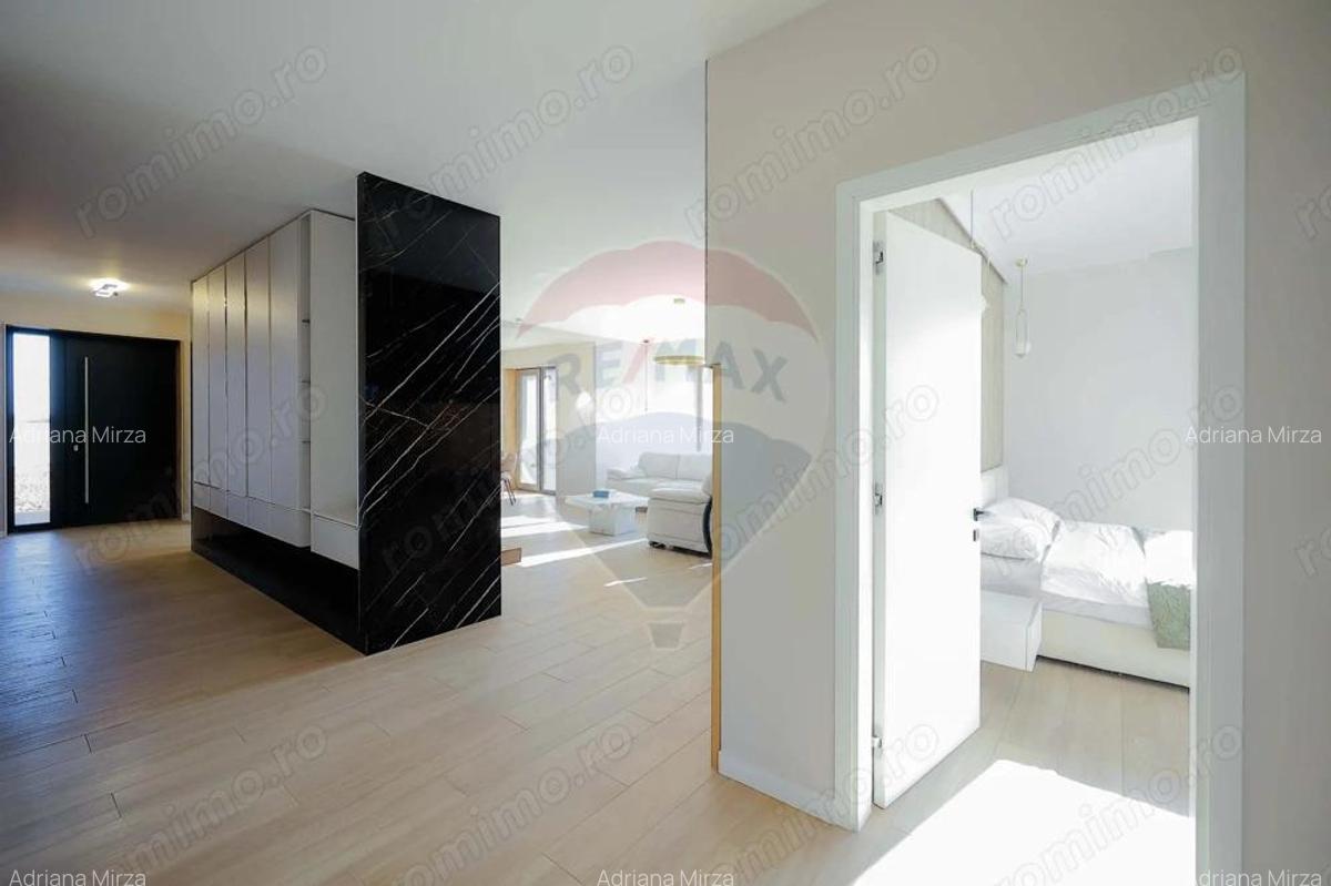 De vanzare Vila cu 8 camere in Sanmartin, 290 mp util, teren 1100 mp - 17