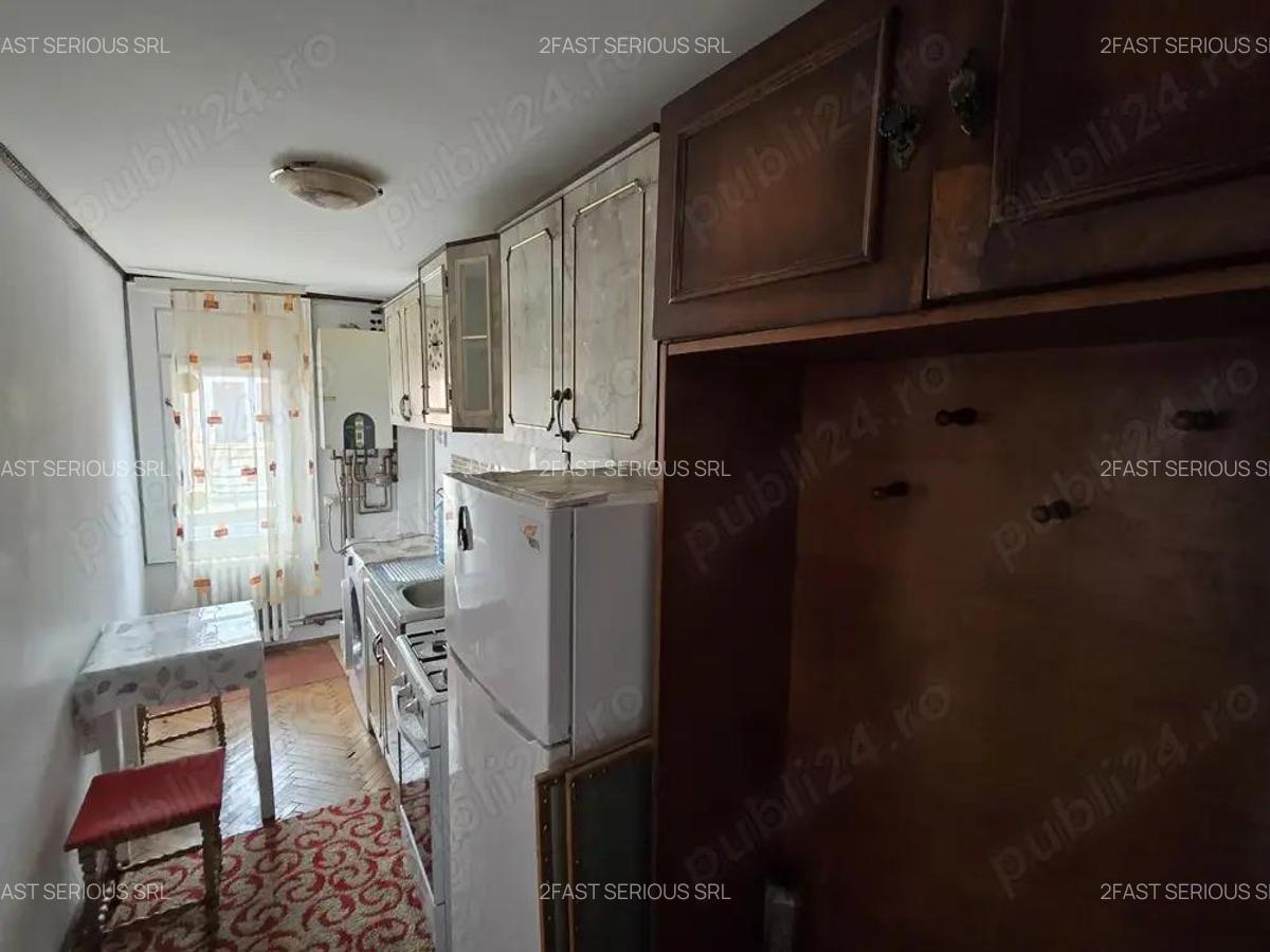 Proprietar, inchiriez apartament cu 1 camera la mansarda, in zona Bogdanestilor colt cu Bld.Cetatii - 5