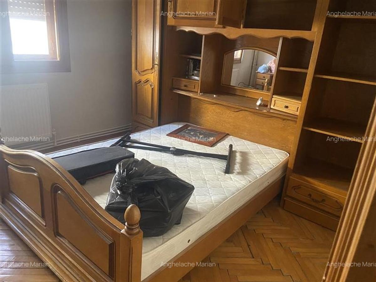 Apartament 3 camere , zona ultracentrala-Primaria Focsani ,etaj 2/8 ,decomandat - 10