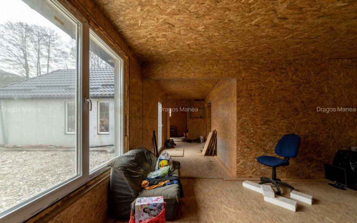 Casa moderna cu 5 camere intr-o zona lini?tita de deal - 6