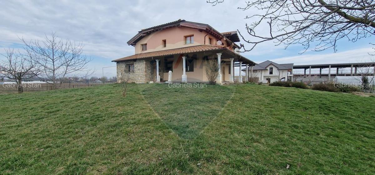 Casa / Vila de vanzare cu 8 camere si teren 1307mp - 1