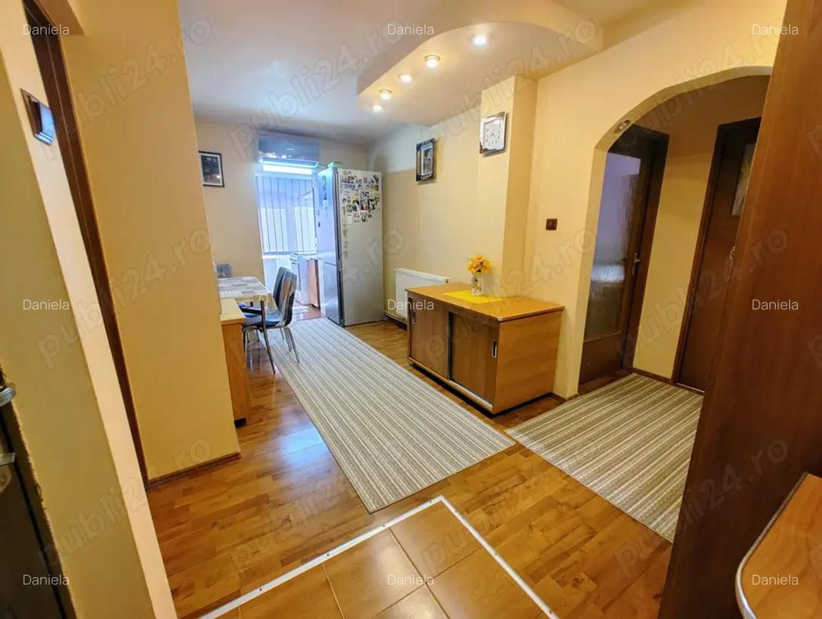 Proprietar vand apartament 2 camere etaj 1, 50 mp, decomandat - str Victoriei aproape de mall - 1
