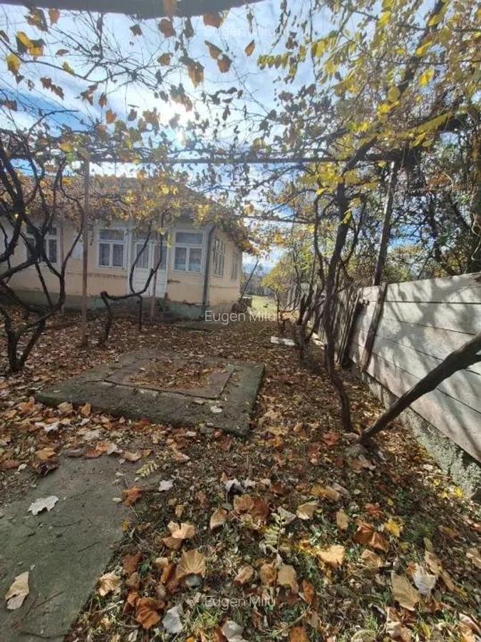 Casa batraneasca de vanzare Comane?ti, cartier Straja la 5 minute de ora? - 2